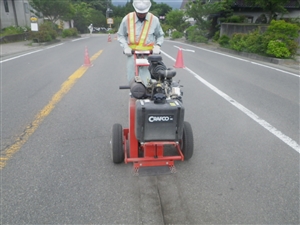 クラックカットシール工法で、舗装の予防保全に取り組んでいます